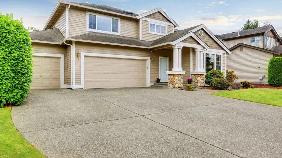 <strong>What are the benefits of using concrete for building a driveway for your house?</strong> 42 featured image driveway.jpeg